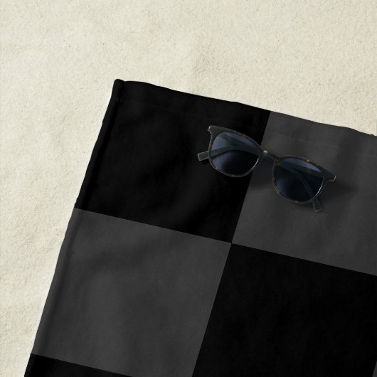 クラシック黒とモダンスモーキーの黒チェッカーボード ビーチタオル (インサイチュ)