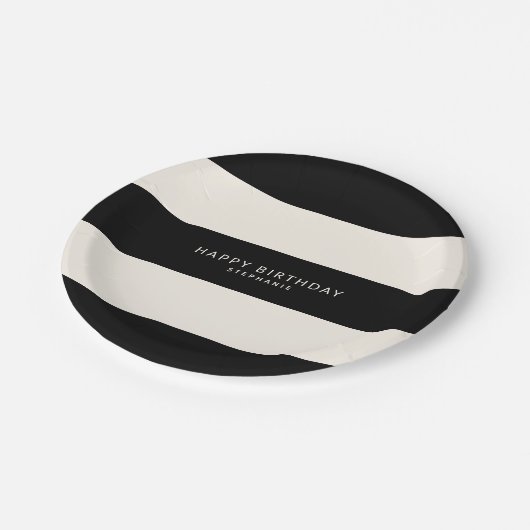 クラシック黒と卵殻ホワイトのストライプ誕生日 ペーパープレート (アングル)