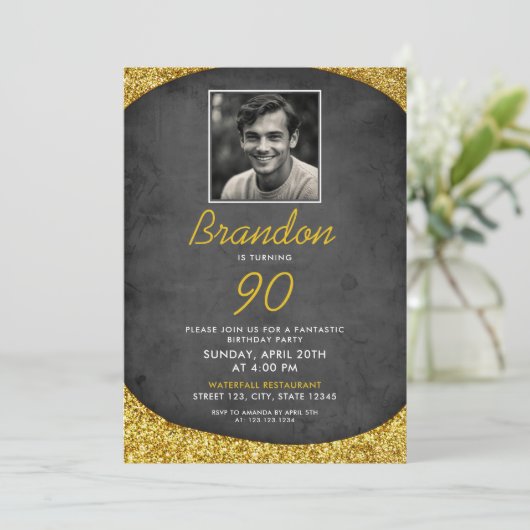 クラシック黒と金ゴールドのヴィンテージ写真90誕生日 招待状 (スタンド正面)