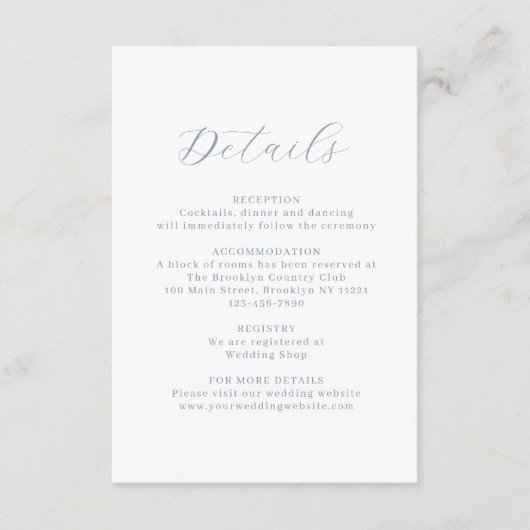 クラシック ダスティーブルー フローラル クレスト モノグラム ウェディング エンクロージャーカード (正面)