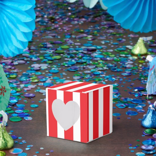 クラシック ブライトレッド＆ホワイト ストライプ ハート 2x2x2 フェイバーボックス (パーティー)