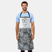 クラシック ブラック&ホワイト オーナメント ハウンドトゥース エプロン (着用した状態)