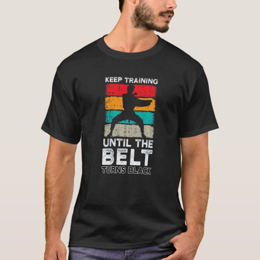 クラシック 黒帯になるまでトレーニングを続ける M Tシャツ (正面)