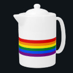クラシックLGBTQゲイプライドレインボー国旗<br><div class="desc">このゲイプライドポップ・アートのティーポットで毎日のプライドをお祝い申し上げる。LGBTQ プライドのレインボーカラーは、友達とカップパに紅茶をこぼしながらおもしろいを追加する。今日と買招待状誰かが暖かいビールとケーキのスライスの上で元気なキャッチアップのために上に…または2.待誇りを持ったて。</div>