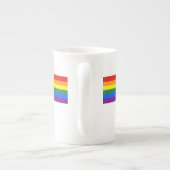 クラシックLGBTQゲイプライドレインボー国旗 ボーンチャイナマグカップ (裏面)