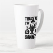「クラシックTrust Me, I'm a Banker」グラフィック カフェラテマグ (右アングル)