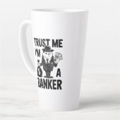 「クラシックTrust Me, I'm a Banker」グラフィック カフェラテマグ (左アングル)