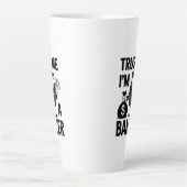 「クラシックTrust Me, I'm a Banker」グラフィック カフェラテマグ (正面)
