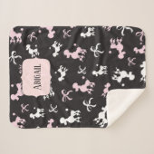 クラシープードルズピンクアンドブラックテーマ シェルパブランケット (正面(横))