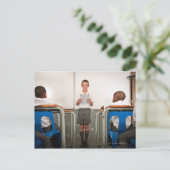 クラスの前に立っ読ている少年 ポストカード (スタンド正面)