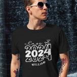 クラス2024シニアの名前 Tシャツ<br><div class="desc">この「2024年クラス」スタイリッシュのZazzle Tシャツで声明を発表する準備をしなさい！アカデミック祝な旅に向けて設計されたこのティーは、トレンドセッティングを行うすべての卒業生にとって欠かせない存在であり、高校や大学の冒険に備えたクラスプライドを見せるのに最適である</div>