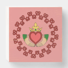 クラダグと赤の結び糸細工オンピンク ウッドボックスサイン