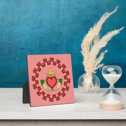 クラダグと赤の結び糸細工オンピンク フォトプラーク (インサイチュ)