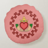 クラダグと赤の結び糸細工オンピンク ラウンドクッション (裏面)