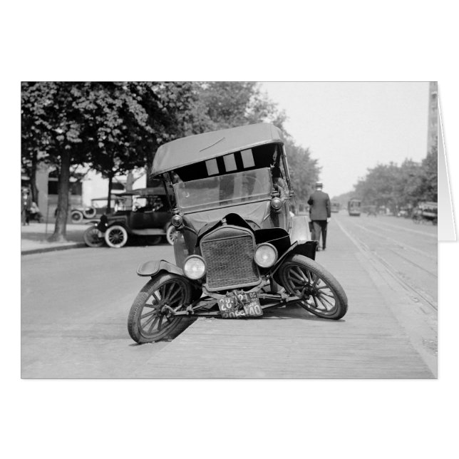 クラッシュしたヴィンテージカー 1922年 (正面横)