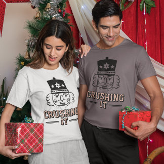 クラッシング・イット・ナッツクラッカー クリスマスTシャツ Tシャツ