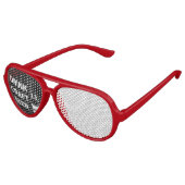 クラフトビールを飲む アビエーターサングラス (アングル)