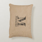 クラフトブラウン素朴紙ルックモノグラム アクセントクッション (裏面(縦))