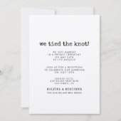 クラフトミニマリストタイプライターノットカードを結んだ 招待状 (正面)