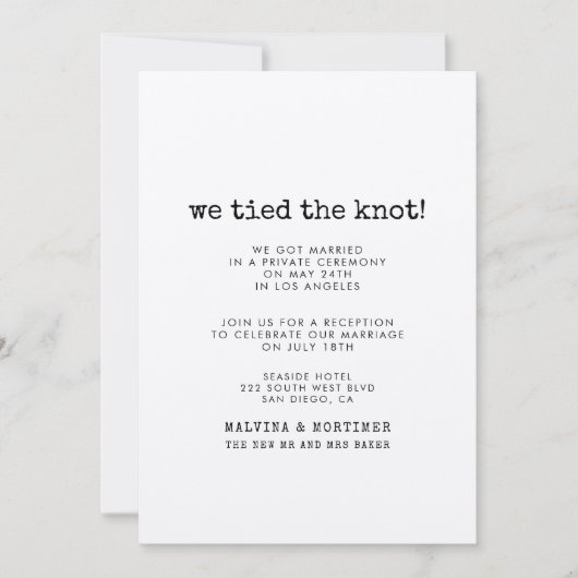 クラフトミニマリストタイプライターノットカードを結んだ 招待状 (正面)