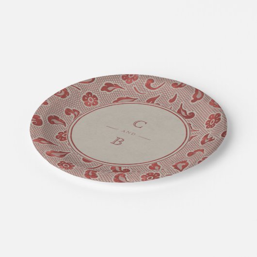 クラフトレッドレース素朴な田舎の結婚式のモノグラム ペーパープレート (アングル)