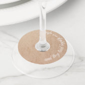 クラフト紙と彼らは後に幸せに暮らした ワイングラスタグ (クローズアップ)