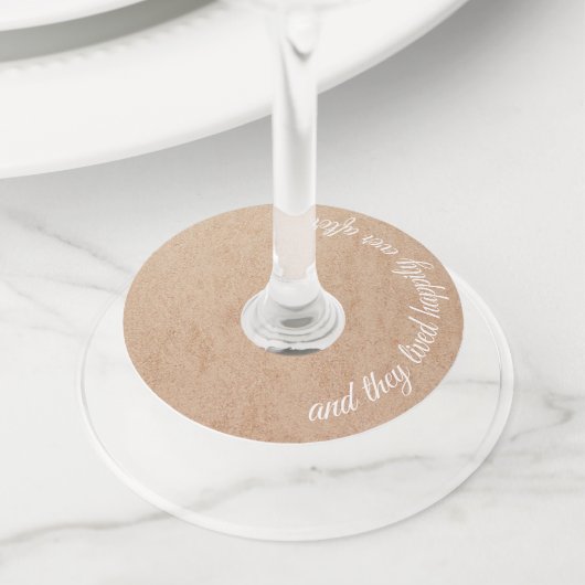 クラフト紙と彼らは後に幸せに暮らした ワイングラスタグ (クローズアップ)