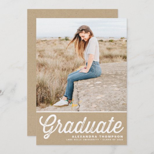 クラフト紙レトロはっきりしたタイポグラフィ写真卒業 招待状 (正面/裏面)