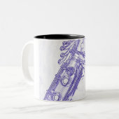 クラリネットの青いスケッチのコーヒー・マグ ツートーンマグカップ (正面左)