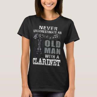 クラリネット・プラーを持つ老人を決して過小評価しない Tシャツ