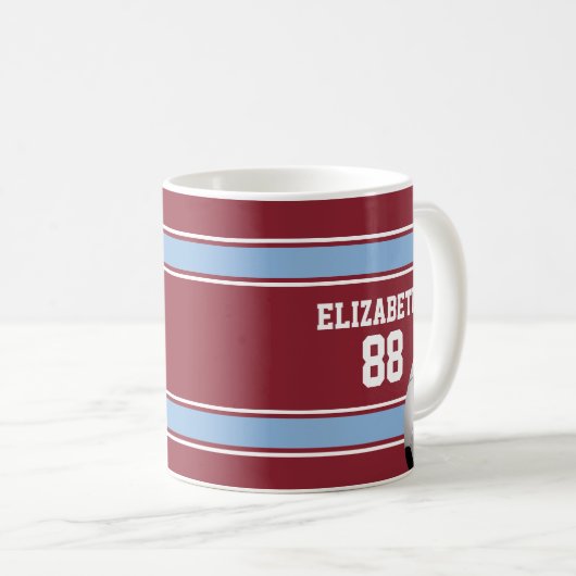 クラレットとブルーのストライプサッカーボール コーヒーマグカップ (正面右)