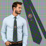 クランウッドクレストオーバータータンチェック ネクタイ<br><div class="desc">クラン木製のクレストバッジに囲まれてストラップとバックルタータンチェックの背景。カスタムテキスト.</div>