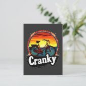 クランキーサンセットサイクリングティー – あなたの乗り物を活性化 ポストカード (スタンド正面)