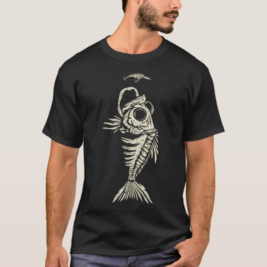 クランクベイトを飲み込むために上昇するボーンフィッシュ Tシャツ (正面)