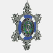 クランスターリングクレスト&タータンチェックノット スノーフレークピューターオーナメント (左)