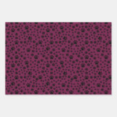 クランベリーに黒い前足のプリント ラッピングペーパーシート (正面)