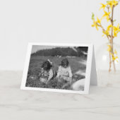 クランベリーの写真を選んでいる若い女の子 カード (黄色い花)