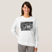 クランベリーの写真を選んでいる若い女の子 Tシャツ (正面フル)