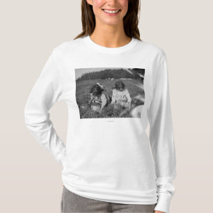 クランベリーの写真を選んでいる若い女の子 Tシャツ