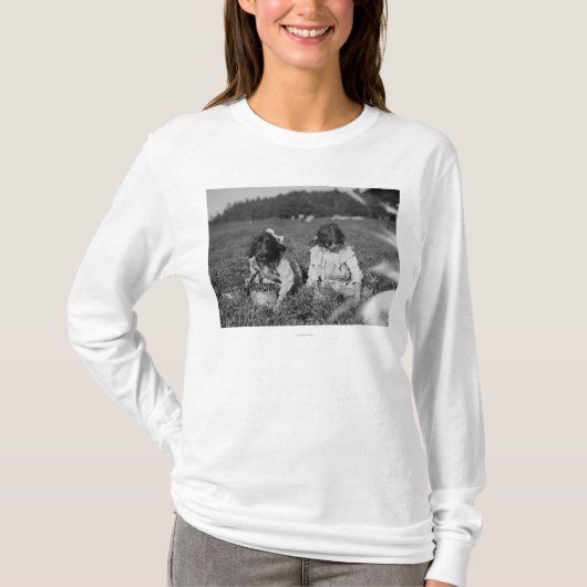 クランベリーの写真を選んでいる若い女の子 Tシャツ (正面)