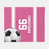 クランベリーピンクとホワイトストライプサッカー フリースブランケット (正面(横))