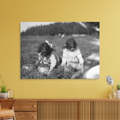 クランベリー写真を選ぶ少女たち キャンバスプリント (インサイチュ (リビング))