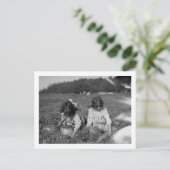 クランベリー写真を選ぶ少女たち ポストカード (スタンド正面)