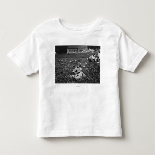 クランベリー写真を選ぶ少女 トドラーTシャツ (正面)