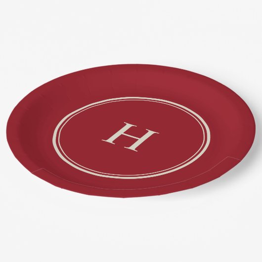 クランベリー レッドのシンプル クラシック エレガントなモノグラム ペーパープレート (アングル)