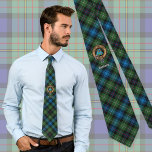 クランMacKenzieクレストオーバータータンチェック ネクタイ<br><div class="desc">クランMacKenzieクレストバッジはストラップに囲まれ、タータンチェックの背景にバックル。カスタム文字。</div>