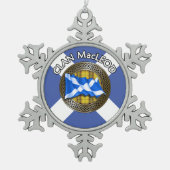 クランMacLeodタータンチェックノット&フラグ スノーフレークピューターオーナメント (正面)