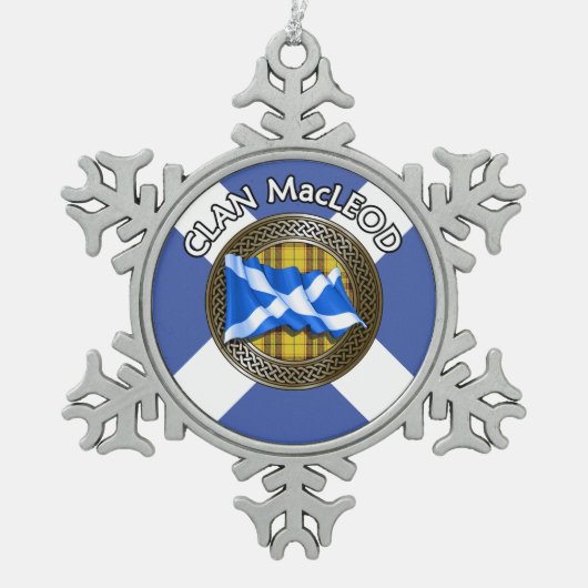 クランMacLeodタータンチェックノット&フラグ スノーフレークピューターオーナメント (正面)