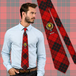 クランMacLeod ofラセイクレストoverタータンチェック ネクタイ<br><div class="desc">クランMacLeodは、ラザイのクレストバッジのストラップに囲まれ、タータンチェックの背景にバックル。カスタム文字。</div>
