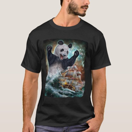 クラーケンとして登場する巨大パンダが戦争船を襲う Tシャツ (正面)